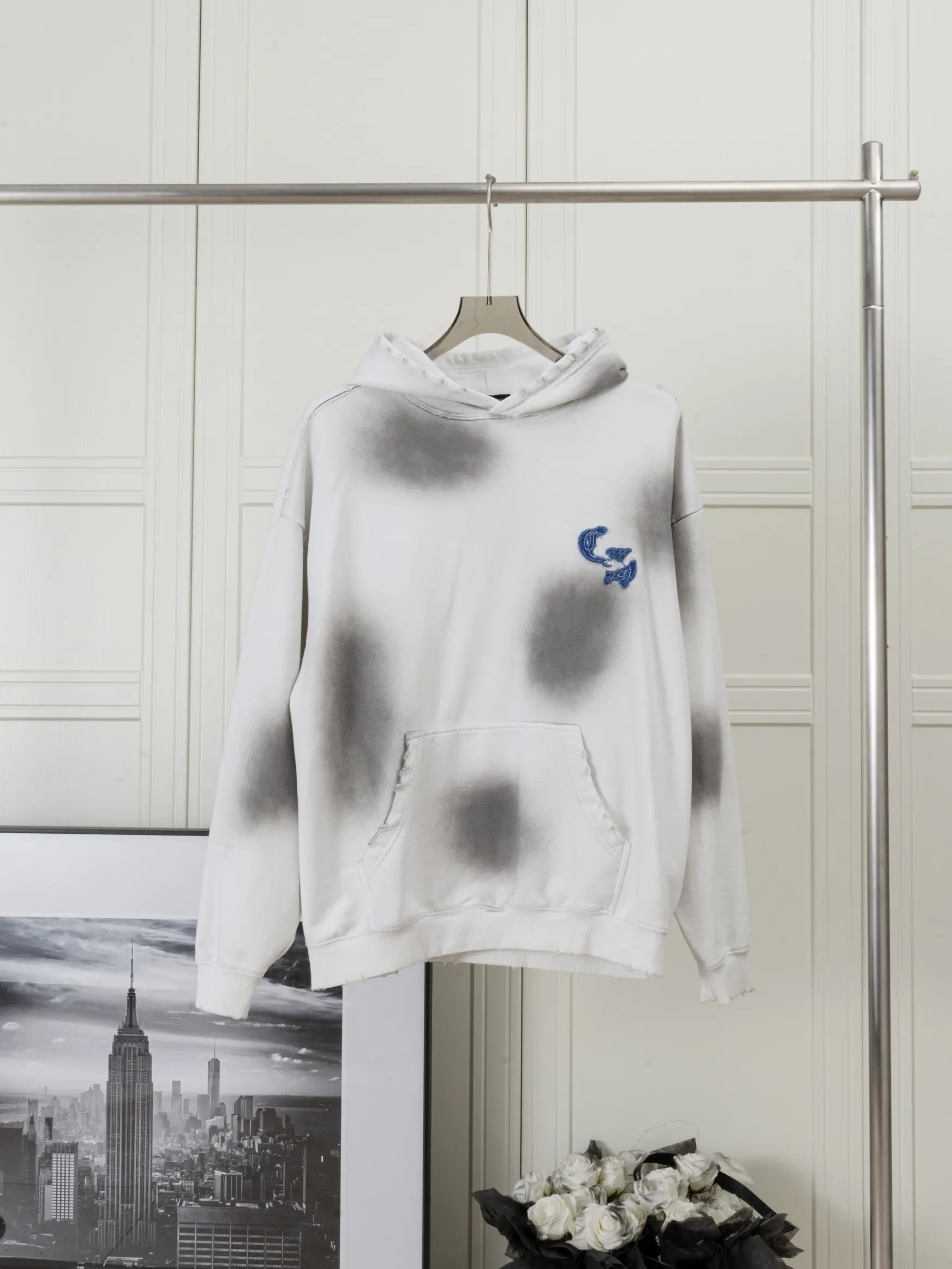 P310 CHROME HEARTS Hooded Sweatshirt - Size: XS, S, M, L - Color: Navy blue, white, black. Made of comfortable and skin-friendly fabrics, it feels unrestricted when worn. The details are finely crafted and the colors are harmonious. The back is embroidered with classic Crocodile heart elements, making it highly recognizable and trendy. Strictly controlled from material selection to production, it is a dazzling item that highlights personality and quality and interprets trendy attitude.